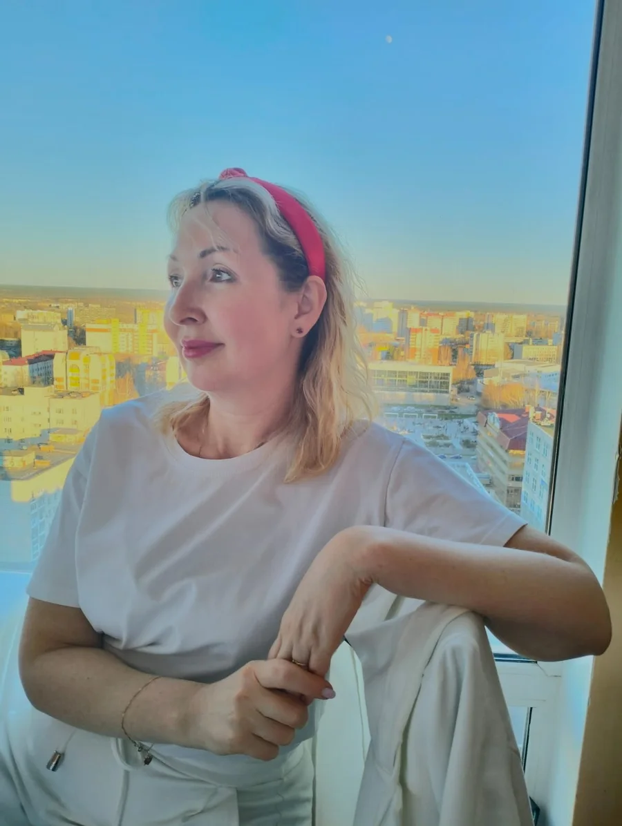 Татьяна Оверина у окна на закате