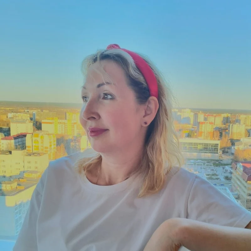 Татьяна Оверина, мастер Рэйки, у окна на закате