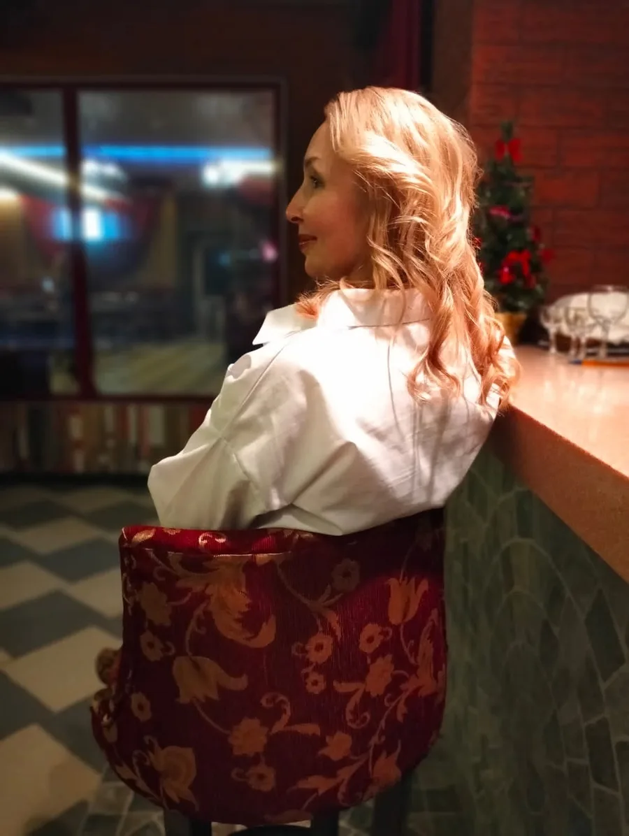 Татьяна Оверина в белой блузе